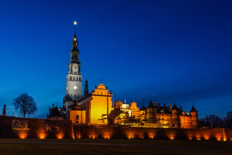 Hotel a hostel – jakie są różnice i dlaczego warto wybrać hostel w centrum Częstochowy?