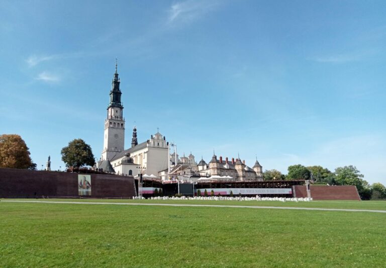 Widok jasnej Góry z błoni